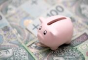 Finanse maturzystów – niechęć do kredytów, ale również rosnące długi