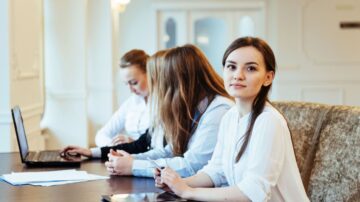 Ile zarabiają studenci? Pensje pną się do góry również dzięki stażom