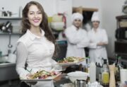 Wzrost zapotrzebowania na pracowników a rekordowe długi w gastronomii – jak radzi sobie branża?