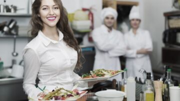 Wzrost zapotrzebowania na pracowników a rekordowe długi w gastronomii – jak radzi sobie branża?