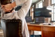 Koniec dobrej passy dla programistów? Kto ma szansę na karierę w IT i ile można zarobić?