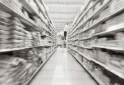 Pracownicy Auchan z Galerii Korona w Kielcach wyprzedają towar. Nie dostali wynagrodzenia 