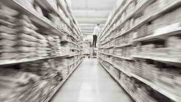 Pracownicy Auchan z Galerii Korona w Kielcach wyprzedają towar. Nie dostali wynagrodzenia 