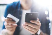 Fałszywe oferty pracy na WhatsApp. Nie daj się nabrać!