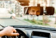 Nowe przepisy dla kierowców taksówek na aplikację. Muszą mieć polskie prawo jazdy