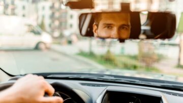 Nowe przepisy dla kierowców taksówek na aplikację. Muszą mieć polskie prawo jazdy