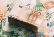 Wybory do Europarlamentu 2024 a zarobki europosłów – wysokie odprawy i emerytura
