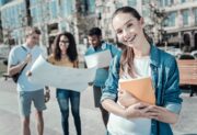 Ekonomiczne losy absolwentów – ile zarabiają studenci w Polsce?