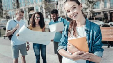 Ekonomiczne losy absolwentów – ile zarabiają studenci w Polsce?