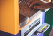 Ograniczenia wypłat w bankomatach. Koniec gotówki coraz bliżej?