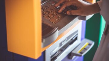 Ograniczenia wypłat w bankomatach. Koniec gotówki coraz bliżej?