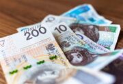 330 zł od ZUS bez względu na wiek lub bez wniosku – kto może liczyć na taki dodatek?