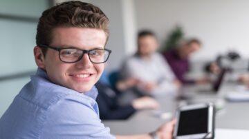 Dwudziestolatki na rynku pracy: praca nie jest najważniejsza?