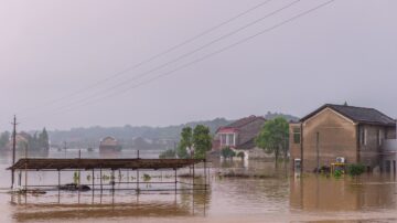Katastrofalna powódź paraliżuje największe sieci handlowe
