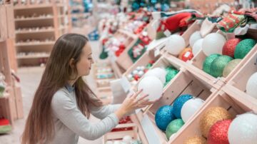Praca sezonowa przed świętami – kogo szukają pracodawcy? Ile można zarobić?