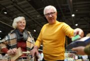 Seniorzy mogą oszczędzać na zakupach – oto prosty sposób, który niewielu zna