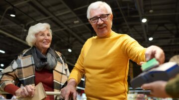 Seniorzy mogą oszczędzać na zakupach – oto prosty sposób, który niewielu zna