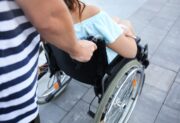 Osoby niepełnosprawne w pułapce finansowej. Świadczenie wspierające pozbawia ulg w MOPS