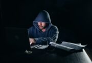 MDM w dobie cyfrowych zagrożeń: Jak nowe technologie chronią firmy przed cyberatakami?