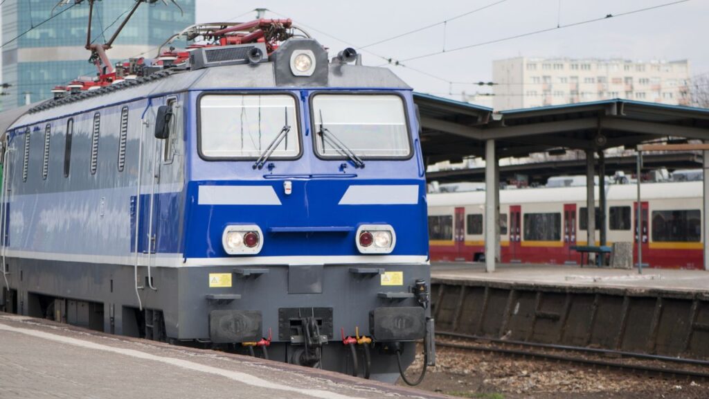 Drastyczne zwolnienia w PKP Cargo – ofiary powodzi i kobieta na macierzyńskim wśród zwolnionych