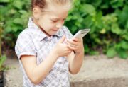Czy Polska wprowadzi zakaz smartfonów w szkołach? MEN zapowiada zmiany