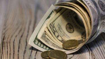 Trump wygrywa wybory – dolar i bitcoin szybują. Czym jest „trump trade”?