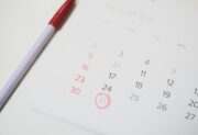 Kalendarz dni wolnych od pracy 2025: Kiedy zaplanować długi weekend?