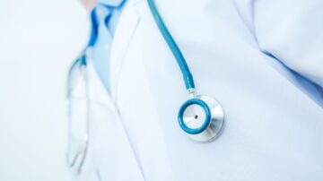 Zwolnienia na telefon: skandaliczne praktyki lekarzy, które kosztują firmy miliony