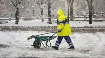 Praca w zimę – prawa pracownika. Czy można odmówić pracy w niskiej temperaturze?
