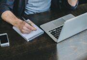 Zamiast ulgi – wezwania. ZUS wysyła pisma, przedsiębiorcy zaniepokojeni. Co z wakacjami składkowymi?