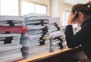 Nie radzisz sobie ze stresem? Stracisz pracę. Kontrowersje wokół decyzji firmy
