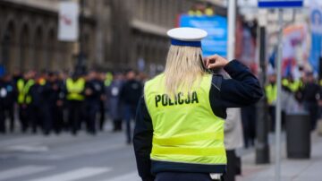 Świadczenie mieszkaniowe dla policjantów – czy ten pomysł rozwiąże problem braków kadrowych?