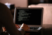 Freelancerzy zarabiają nawet 5000 złotych za jedno zlecenie – szczególnie programiści