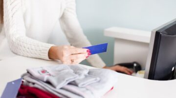 Sprzedaż ubrań w Internecie a podatek – czy fiskus dobierze się do zwykłych użytkowników?