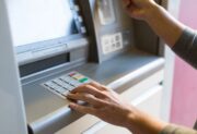 Zakaz płatności gotówką coraz bliżej? Nowy limit płatności w transakcjach “luksusowych”