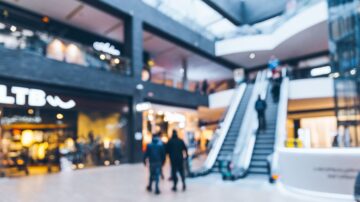 Ruch w centrach handlowych regularnie spada – jakie są powody?