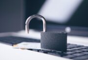 Wyciek danych Polaków – jak doszło do ujawnienia poufnych dokumentów?