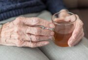Luka w ZUS: kobiety przechodzą na emeryturę dwa razy. Tak zyskują nawet kilkadziesiąt procent więcej