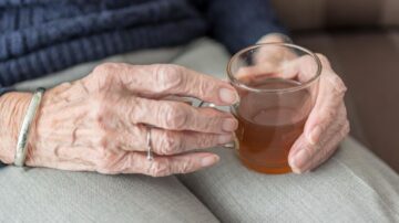 Luka w ZUS: kobiety przechodzą na emeryturę dwa razy. Tak zyskują nawet kilkadziesiąt procent więcej