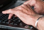 Ulga dla seniorów 2025: kto 60+ i 65+ nie zapłaci PIT? Zasady zwolnienia z podatku