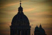 Dzień żałoby, ale nie dzień wolny? Sprawdź, co naprawdę oznacza żałoba narodowa