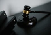 Jak zabezpieczyć się przed nieuczciwym kontrahentem? Klauzule, o których nie powinny zapominać firmy