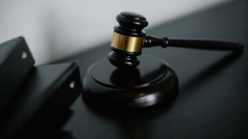 Jak zabezpieczyć się przed nieuczciwym kontrahentem? Klauzule, o których nie powinny zapominać firmy