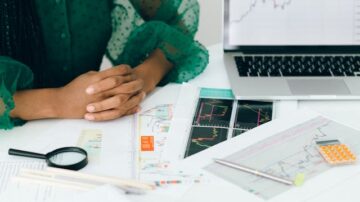 Handlowiec – kim jest? Jak zdobyć zawód i ile można zarobić?