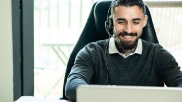 Konsultant telefoniczny – kim jest? Jak zacząć i ile można zarobić w pracy przez telefon?