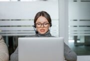 Konsultant telefoniczny – kim jest? Jak nim zostać i ile można zarobić?