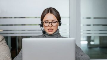 Konsultant telefoniczny – kim jest? Jak nim zostać i ile można zarobić?