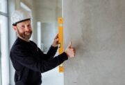 Kontroler jakości – kim jest? Jak zdobyć zawód i ile można zarobić?