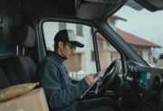 Logistyk – kim jest? Jak nim zostać, ile zarabia i gdzie szukać pracy