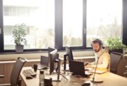 Pracownik call center – kim jest? Jak dostać tę pracę, ile można zarobić i czy to tylko tymczasowe zajęcie